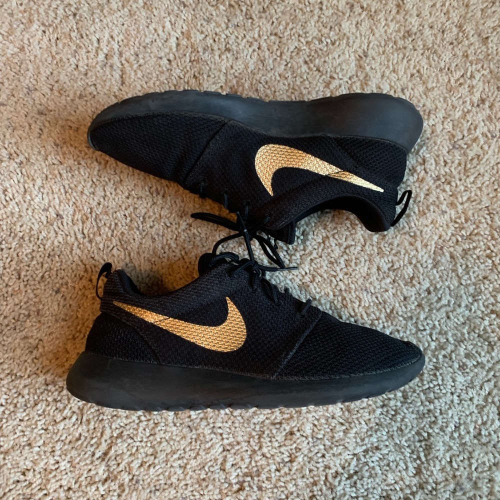 Black and Gold Custom iD Nike Roshe One!